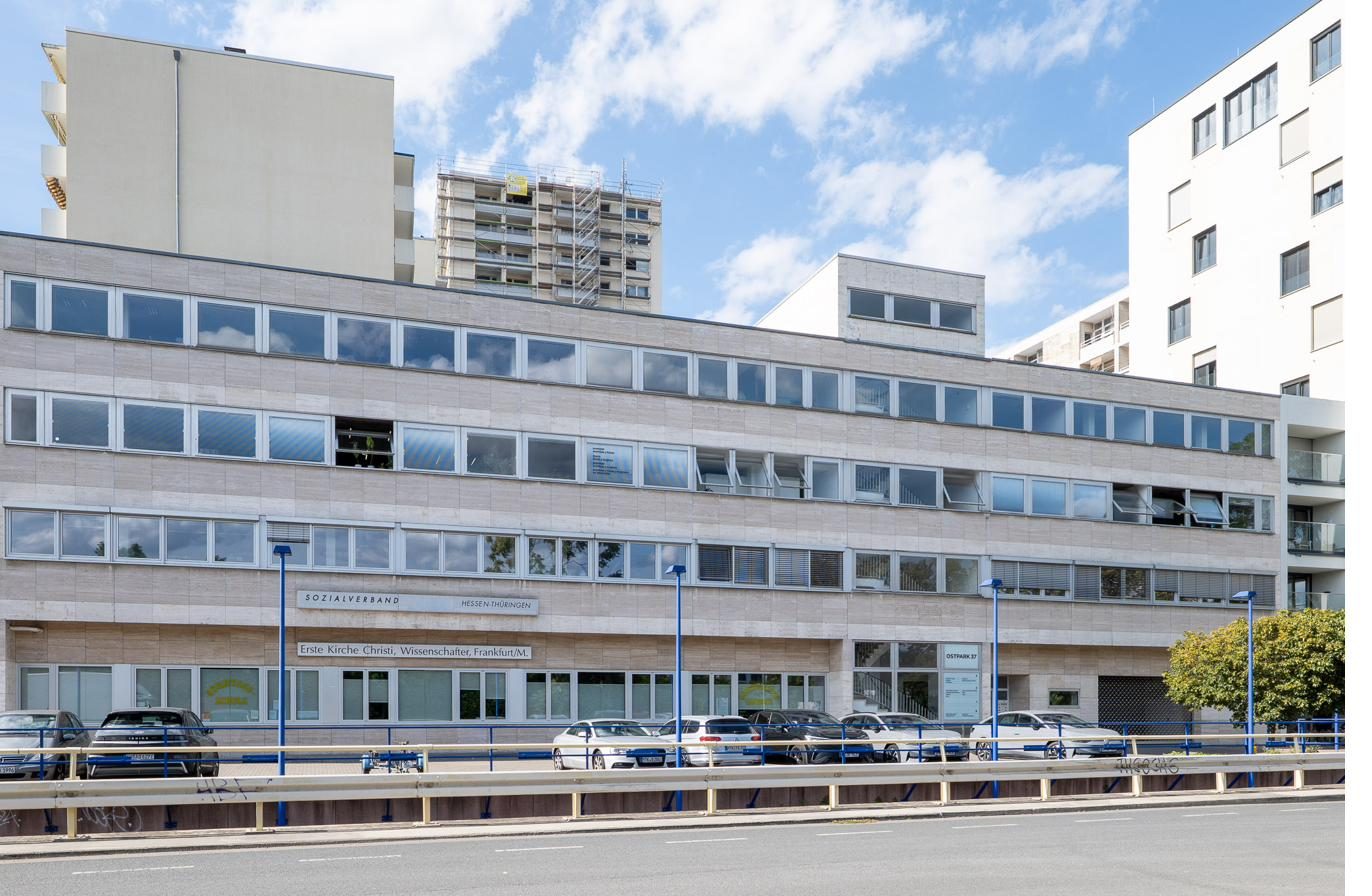 Ostparkstraße 37 – Straßenansicht des Bürogebäudes